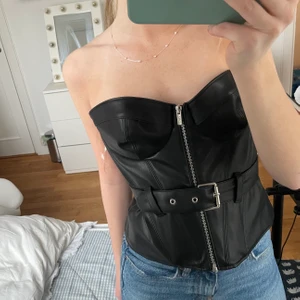 Skinnkorsett - Säljer denna as balla skinn (imitation) toppen!😍 I nyskick med prislapp kvar! Jättefin till lite flestligare tillfällen!! Nypris ligger på runt 800kr, köparen står för frakt