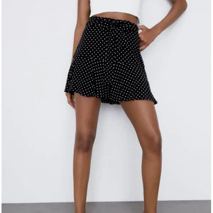 Söt prickig kjol, Zara 💘 - Säljer ett par ”skorts” (dvs. Kjol med inbyggda shorts under) köpt från zara förra sommaren. I bra skick, och knappt använd då den är lite för liten för mig! ✨🌟 Bilderna är lånade, men kjolen är identisk, kan dock skicka bild privat på hur dom ser ut ifall någon skulle vilja ha! 