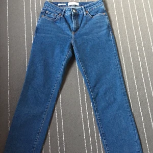 Blåa mom jeans - Köpta från Mango, helt oanvända i storlek 34, fin passform och är medium-waisted, säljer för att jag tycker inte att den passar min kropp, väldigt bra material och skick, även rätt så stretchiga!! Jag är 157/158cm lång.