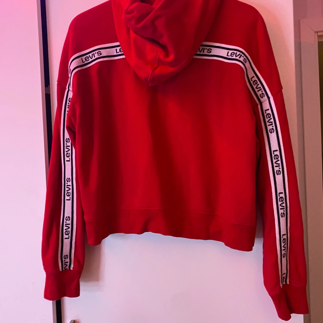 Röd Levis tjock tröja i storlek M  - 91