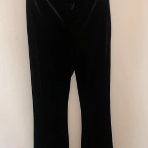 Svarta sammets bootcut byxor  - Jätte fina svarta sammets bootcut men är tyvärr för små använda tre gånger st s skulle säga passar xs och en liten s 