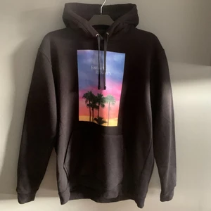 Escape reality hoodie  - Cool hoodie, knappt använd. Storlek XL men känns som en M. Ordinarie pris är 600kr men säljer för 300kr 