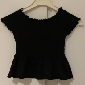 Söt svart topp  - Gullig topp i storlek xs 💕för mer bilder eller frågor är de bara att skriva priser går att ändras 