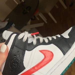 Nike jordan mids - Ett par väldigt coola jordans då nikemärket är rött på utsidorna och gult på insidorna. Skorna går för 3,6 på restocks men säljer självklart billigare. Storlek 38 men passar mig som i vanliga fall har 39. Väldigt fint skick, skosnöret är ev lite smutsigt. Frakt betalas av köpare. Lägger ut en till annons då man ser konceptet mer på dessa bilder. (Egna bilder).💕