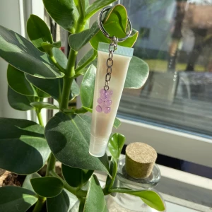 Läppglans nyckelring -  Man får med ett läppglans och en valfri gummibjörns berlock 45kr inkl