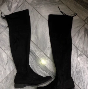 Svarta overknee boots  - Strl 38, helt ok skick. Priset går att diskutera 😇