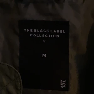 Bomberjacka - En helt ny militärgrön bomberjacka som är oanvänd. 