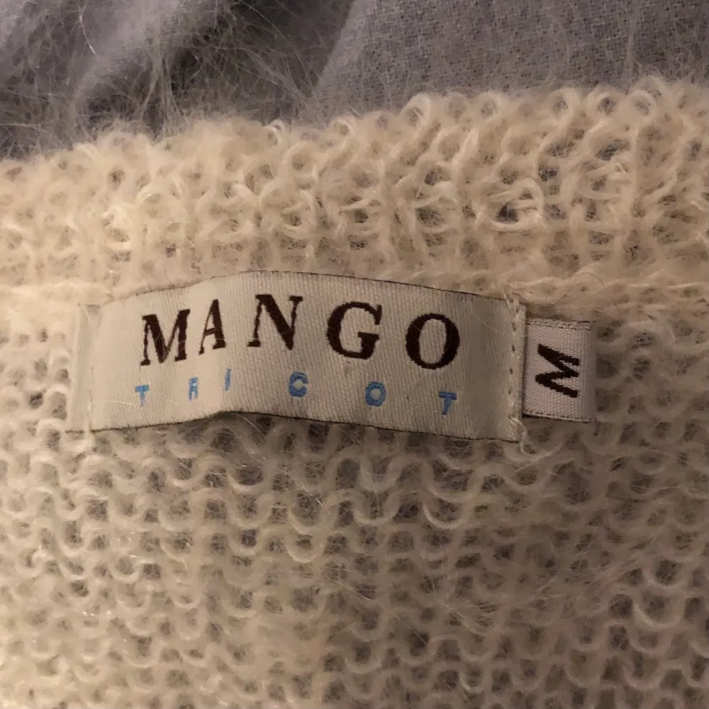 Stickad vintage väst från Mango. På lappen är det storlek M men jag skulle säga att den snarare passar en S/XS, speciellt om man vill ha en tröja under. . Stickat.