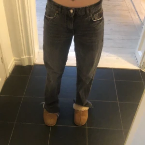 Zara jeans - Lågmidjade populära gråa jeans från zara. Nästan oanvända, därför väldigt fint skick!