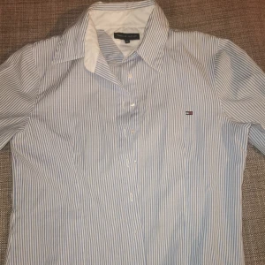 Tommy Hilfiger skjorta xl  - Skjorta, storlek xl. Knappt använd, fint skick. 