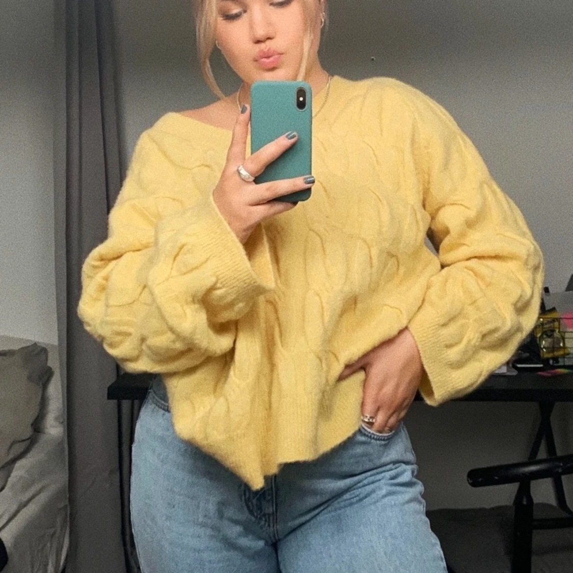 Gul stickad tröja