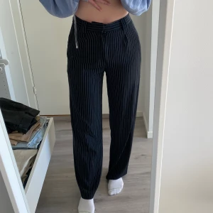 Kostymbyxor - Randiga kostymbyxor från nakd i storlek 36. Passar även en med storlek 38. Lite noppriga i sidorna. 
