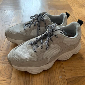 Sneakers från K.cobler stl 37 - Sneakers från K.cobler. Använda men har mycket kvar att ge! 