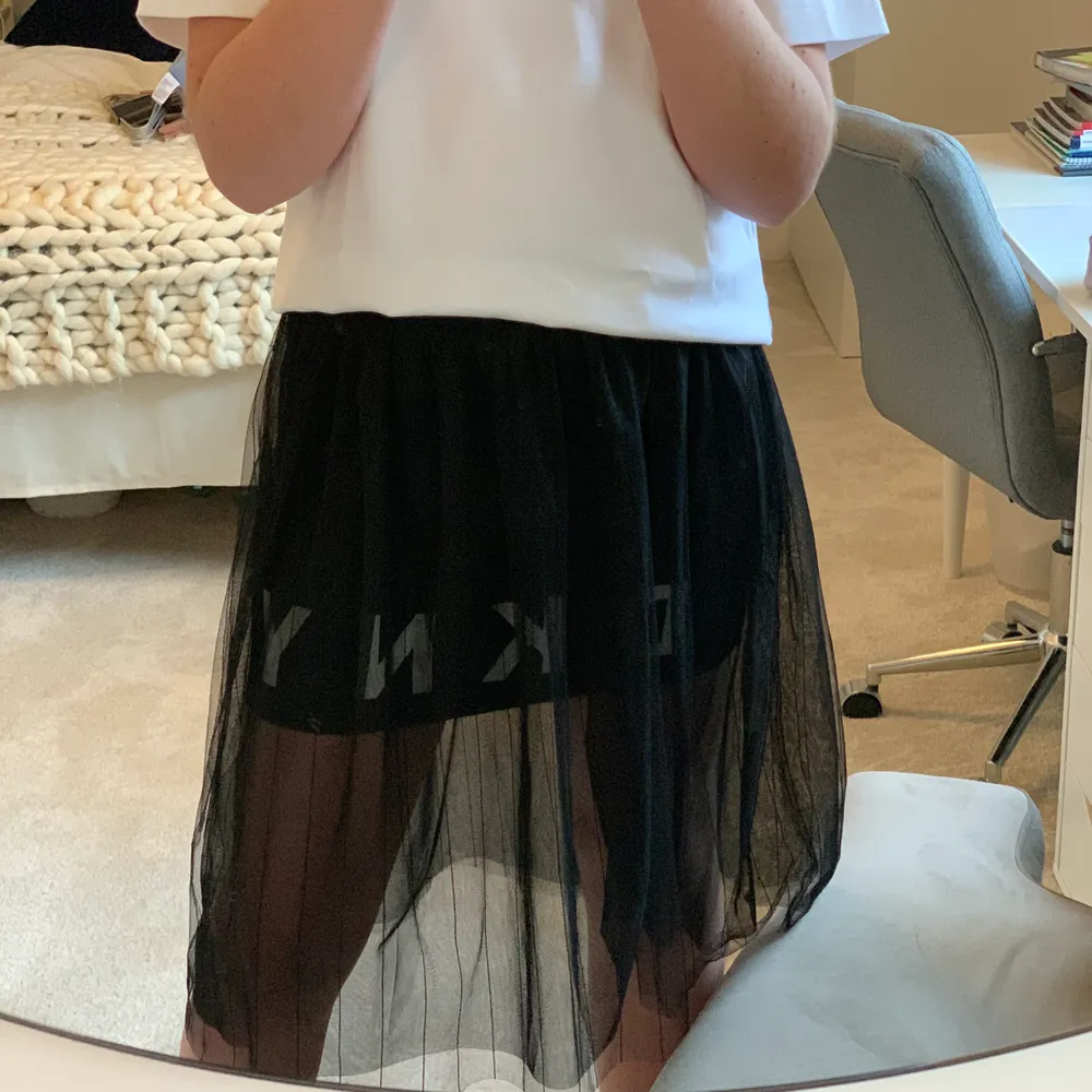 As cool kjol från DKNY som jag säljer då de inte riktigt är min stil! Helt oanvänd och är i stl S🥰 Säljes för 300kr + frakt då kjolen är en gammal model som redan då var dyr❣️ Kontakta gärna mig vid frågor, ha en bra dag🥳. Kjolar.