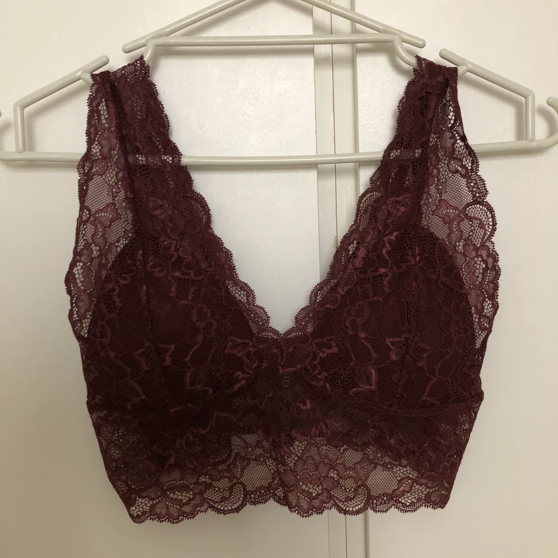 vinröd BH-topp i spets 