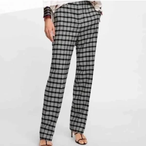 Rutiga byxor - Säljer dessa från zara i storlek s. Använda 2 gånger. Passar mig som är 172 men de blir nog för korta om man är längre än 175.