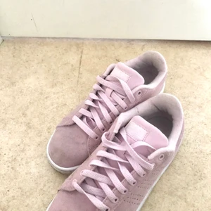 Sneakers - Rosa Adidas sneakers. Använda fåtal gånger.