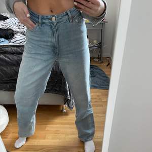 Jag säljer ett par jeans från monki i storlek 28. Snygga att ha ”pösiga” som på bild eller tightare. 