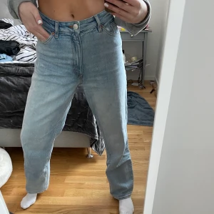 Jeans - Jag säljer ett par jeans från monki i storlek 28. Snygga att ha ”pösiga” som på bild eller tightare. 