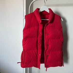 Stor najs väst - Stor najs röd väst perfekt till våren! Äkta dun. Frakt 66kr 💕 buda i kommentarerna, höj med minst 20kr BUDGIVNING AVSLUTAS PÅ FREDAG 12/3 kl 15.00