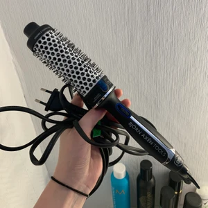 Värmeborste  - Kollar intresset på min knappt använda värmeborste från Björn Axen. Den är i väldigt fint skick! Nypriset var runt 750! Buda gärna i kommentarerna från 250!🤍