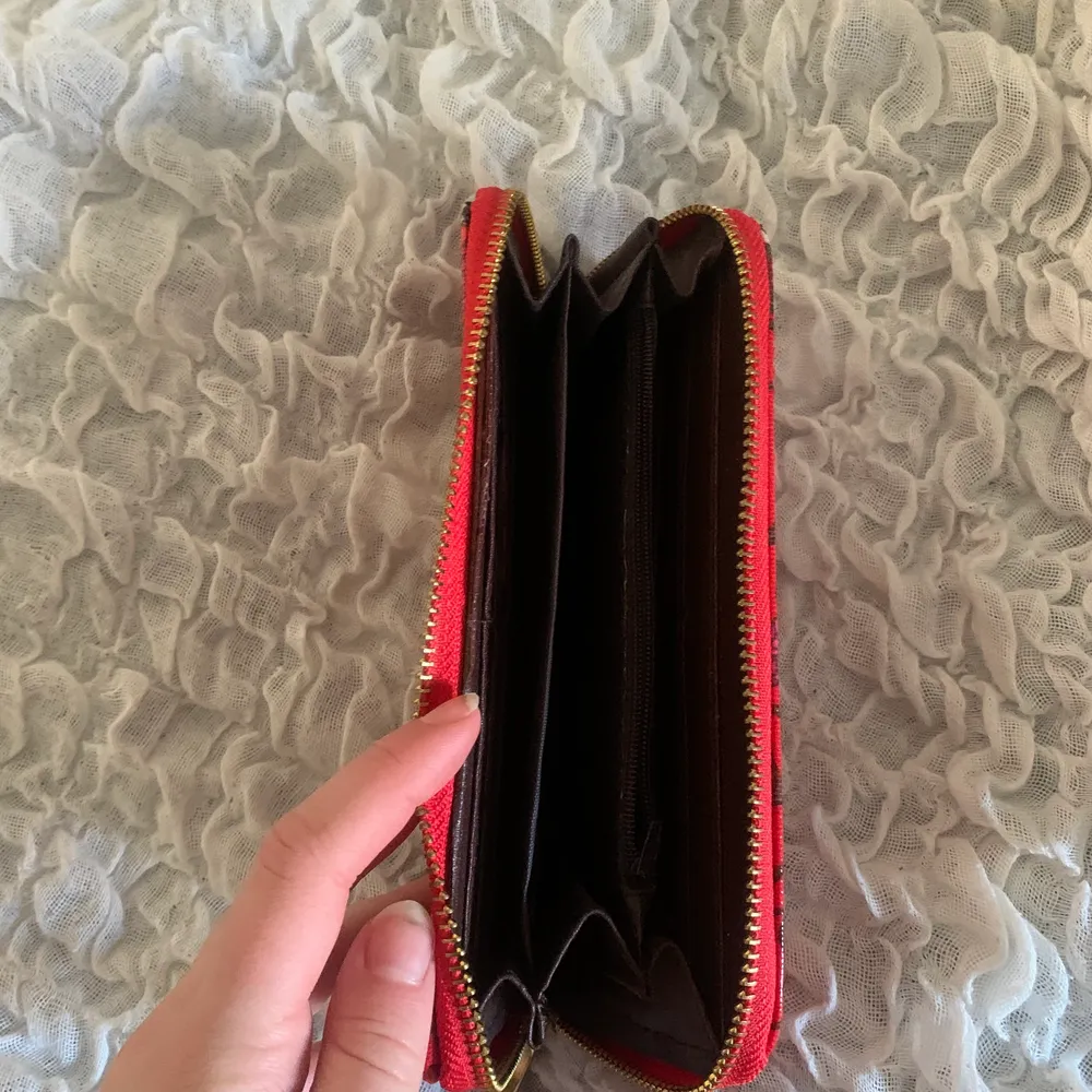 En fin, nästan helt oanvänd plånbok, vet dock inte vart den är från:) köparen står för frakten, bara skicka om du vill ha fler bilder eller har frågor🥰. Väskor.