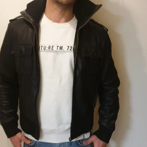 Skinnjacka M - Klassisk skinnjacka med hög krage