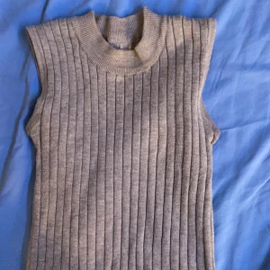 Topp - Den ser längre ut än vad den är. Den går mig till naveln, lite under. Tjockt och bra material så den är av bra kvalite