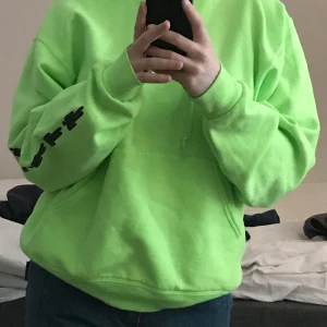 Billie Eilish hoodie - Just denna är såld men det finns mer merch så skriv  privat om ni är intresserade :)