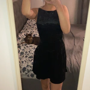 Klänning - En svart klänning från H&M som är i sammet material aldrig använd, prislapp finns kvar 