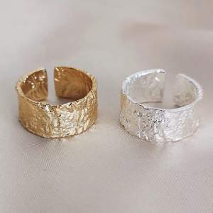 Har två av den guldiga ringen till salu, aldrig använda, 119kr och gratis frakt! Äkta sterling silver så de kan t.ex inte rosta och de förlorar inte färg. 💕❤️💞