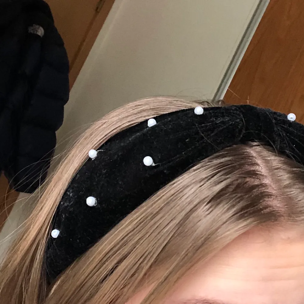 Svart diadem med pärlor ⚡️⚡️ 10 kr extra för en tillhörande scrunchie 🦋. Accessoarer.