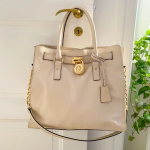 Michael Kors Hamilton  - MK väska i toppskick! Rymlig, äkta läder & dustbag medföljer. Köpt på Macy’s i Chicago. Nypris: ca 3000kr. Enda märket som finns på väskan är på metallplattan bakom låset (bild 3,syns inte vid användning). Skickas spårbart och köparen står för frakten 