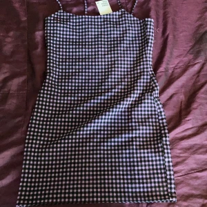 Klänning  - Jag köpte en klänning ifrån h&m men den passade inte mig. I stolek M 