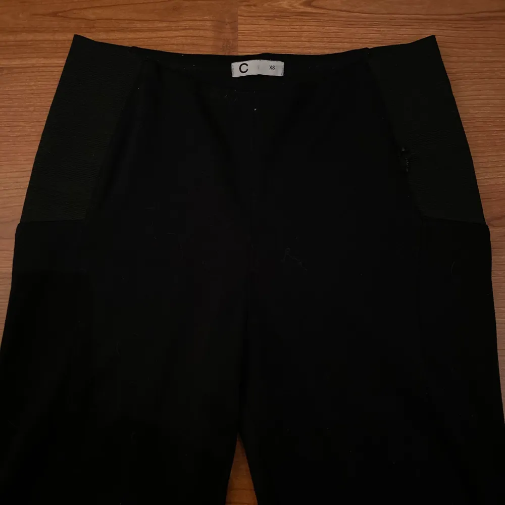 Svarta byxor i tights format. Säljes för 40kr, frakt tillkommer ❤️. Jeans & Byxor.
