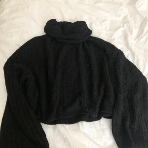 svart stickad polo - pris samt leverans diskuteras