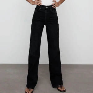 Zara jeans  - Superfina jeans som inte är använda mer än 3 gånger så jättebra skick!!💖skriv om du har frågor eller vill se fler bilder!