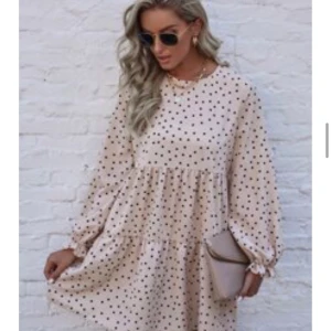 Beige klänning - Beige klänning med svarta prickar, storlek s(väldigt stretchig) Inte använd så i mycket gott skick! 