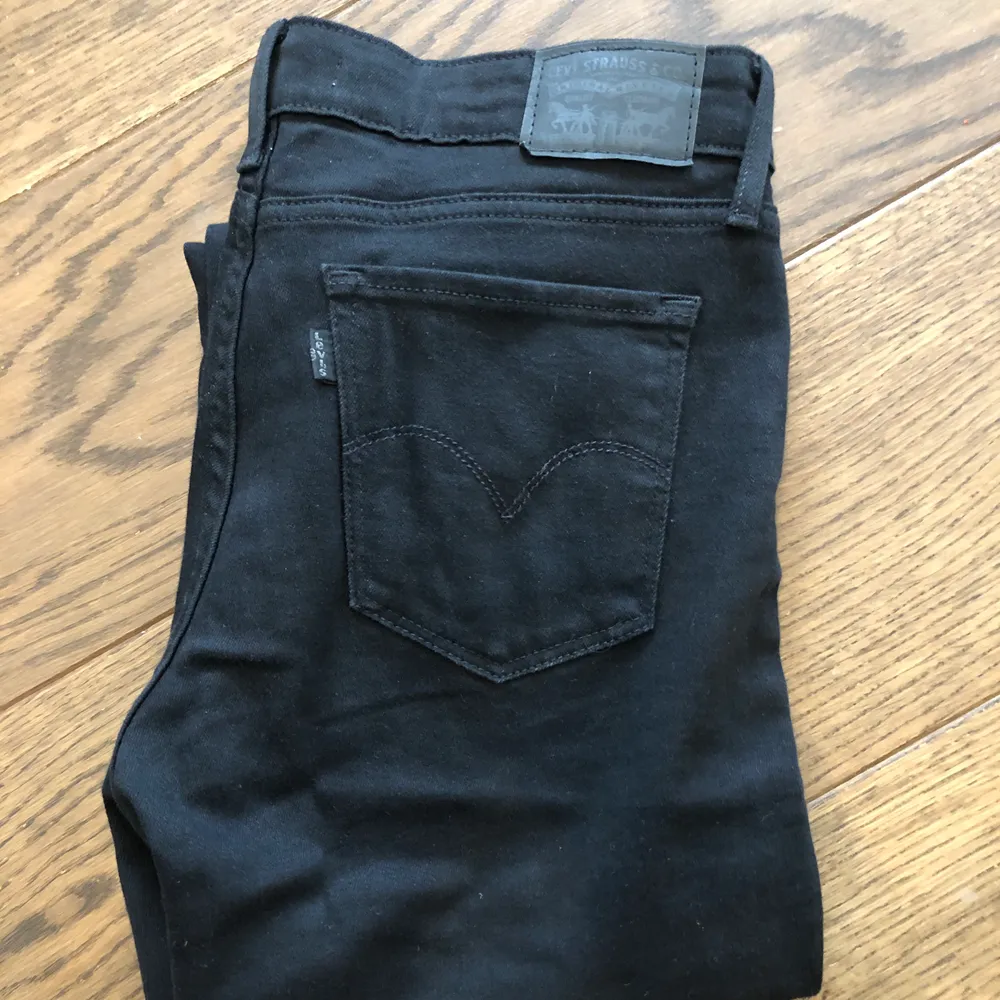 Säljer mina Levis jeans som är använda två ggr, säljer pga inte min stil längre. Jensen är i modellen 711 skinny i storlek 28 . Jeans & Byxor.