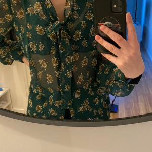 Blus - Grön med blommor