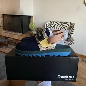 Reebook slides - Aldrig använda, vann på sns raffle förra året 🤭 Köparen står för frakt. nypris typ 1100kr 