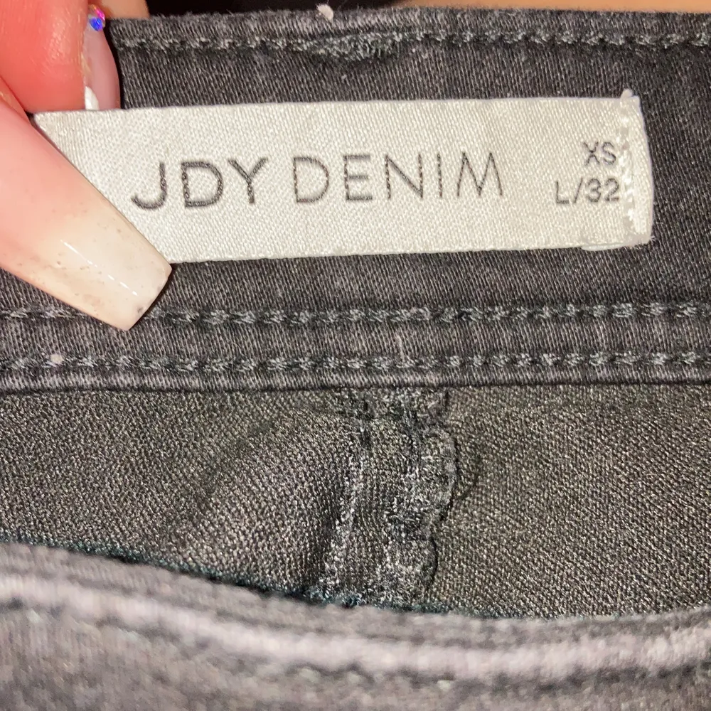 Svarta bootcut jeans köpta på Holmlunds, använda några gånger och det är i ett nytt skick. . Jeans & Byxor.