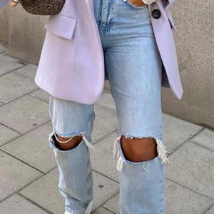 Gina Tricot 90’s highwaisted jeans - Säljer dessa populära jeans från Gina, bra skick. Sitter lite ”baggy” på mig eftersom att de är i en storlek större än vad jag brukar ha. Otroligt fina till våren. Pris kan diskuteras💕 Ny pris 599kr