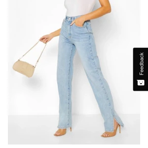 Jeans med slits från boohoo - Strl 34 men är som en 36/38. Säljer dessa för att de var för stora o för långa, aldrig använda och lappen sitter kvar. Buda i kommentarerna så alla ser, minst 20kr vid varje höjning