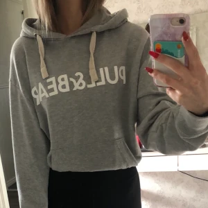Hoodie🥰 - Jättesnygg hoodie från Pull&Bear i storlek M🥰 aldrig använd för jag köpte fel storlek och fanns inte att byta.. På mig som har XS blir den väldigt oversize✨