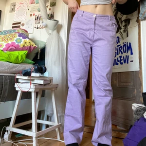 Lila byxor 💜 - Intressekoll på dessa! Skriv iaf intresserad! Jag är 1.73 och har vanligtvis runt m i byxor. Dessa är lite lowrise på mig! Skönt mjukt material och snygga decorationer på rumpan. Tänk dessa i sommar med en bränna....😜💪