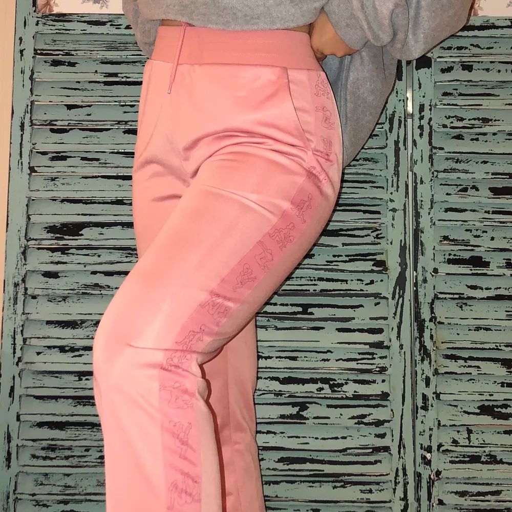 Rosa elastiska alternativa vida byxor med annorlunda tryck på sidorna!😉 Knappt använda!. Jeans & Byxor.