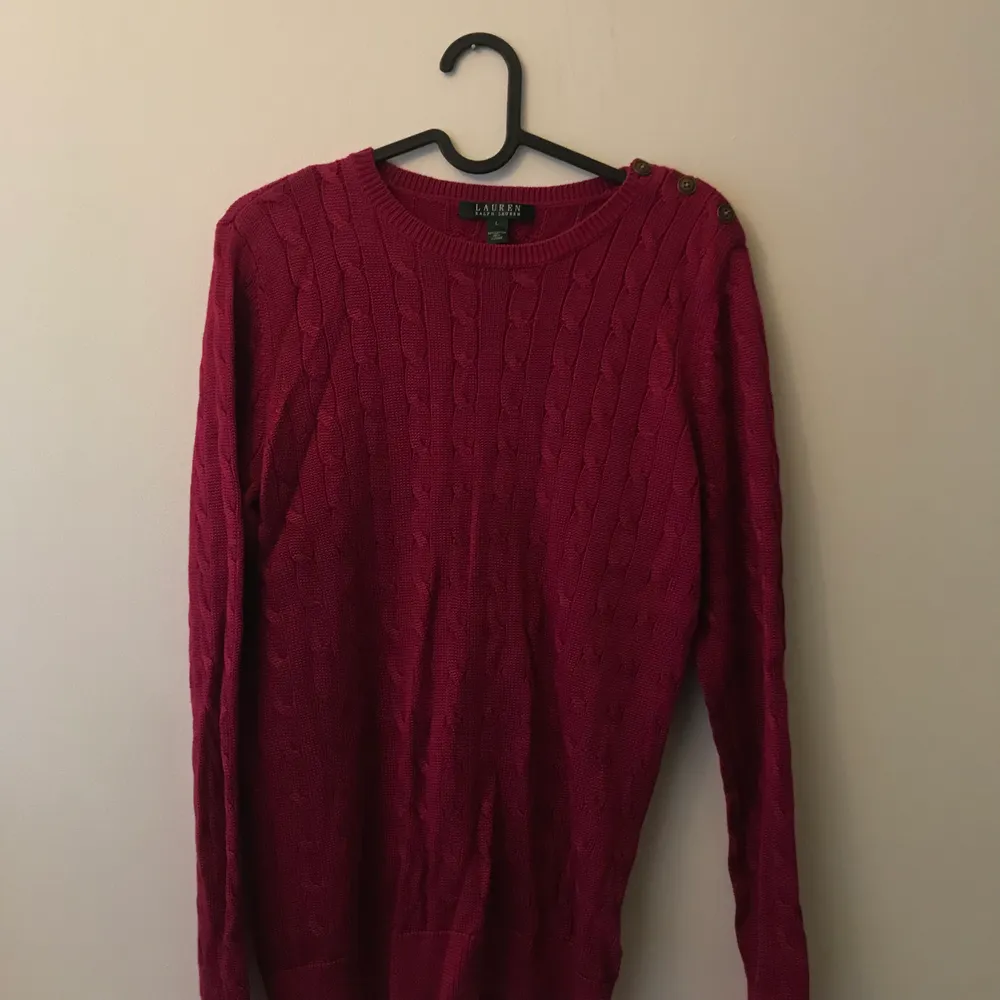 Mörk röd stickad tröja, oanvänd, storlek L. Stickat.