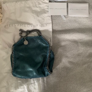 Stella Mcartney väska  - INTRESSEKOLL på min fina  Stella mcartney. Den är i nyskick och använd fåtal gånger. Den är den perfekta gröna färgen med glitter det är den minsta storleken och den passar till allt. Säljer endast vid bra bud💓🥰nypris 6000kr
