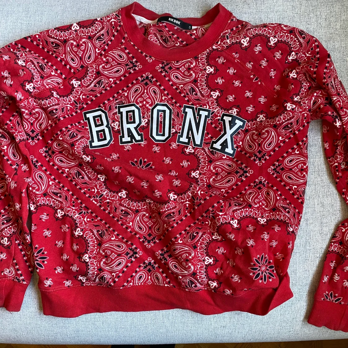 Röd collagetröja från Bikbok